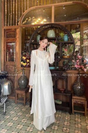 Áo dài trắng cài hoa