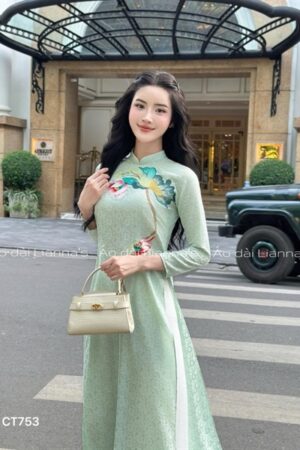 Áo dài truyền thông cúc xanh thêu sen