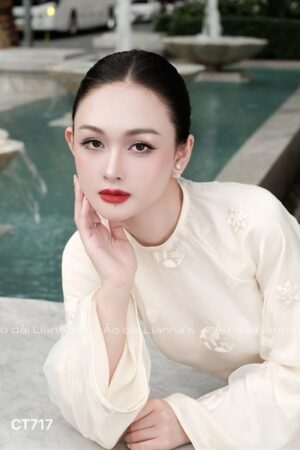 Áo dài suông trang kem theu hoa