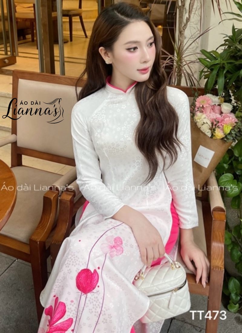 Áo dài trắng thêu hoa sen