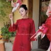 Áo dài đỏ đo cổ tròn viền ren hoa cúc