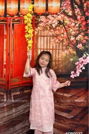 Áo dài be gái hong ren hoa va chuồng chuồng