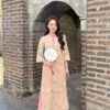 Áo dài nhung hoa vien Hồng cổ tròn