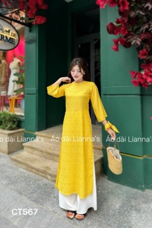 Áo dài suông gấm hoa cúc vàng
