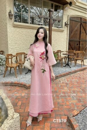 Áo dài cách tan hong theu hoa