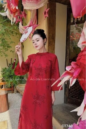 Áo dài đỏ đo cổ tròn viền ren hoa cúc