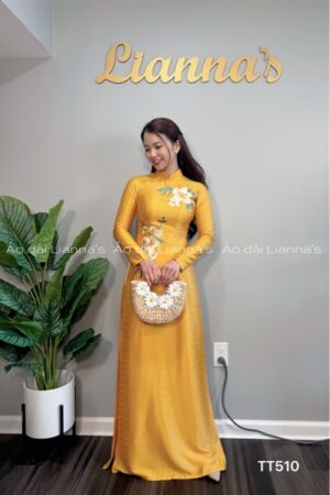 Áo dài vàng lua Vân gỗ thêu hoa