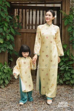Áo dài mẹ vàng gia đình Ngọc Phúc