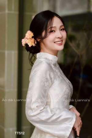 Áo dài gấm lụa lá trúc trắng kem