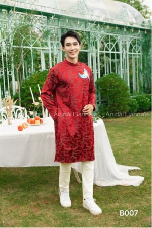 Áo dài nam đỏ thêu chim gia đình Minh Tường