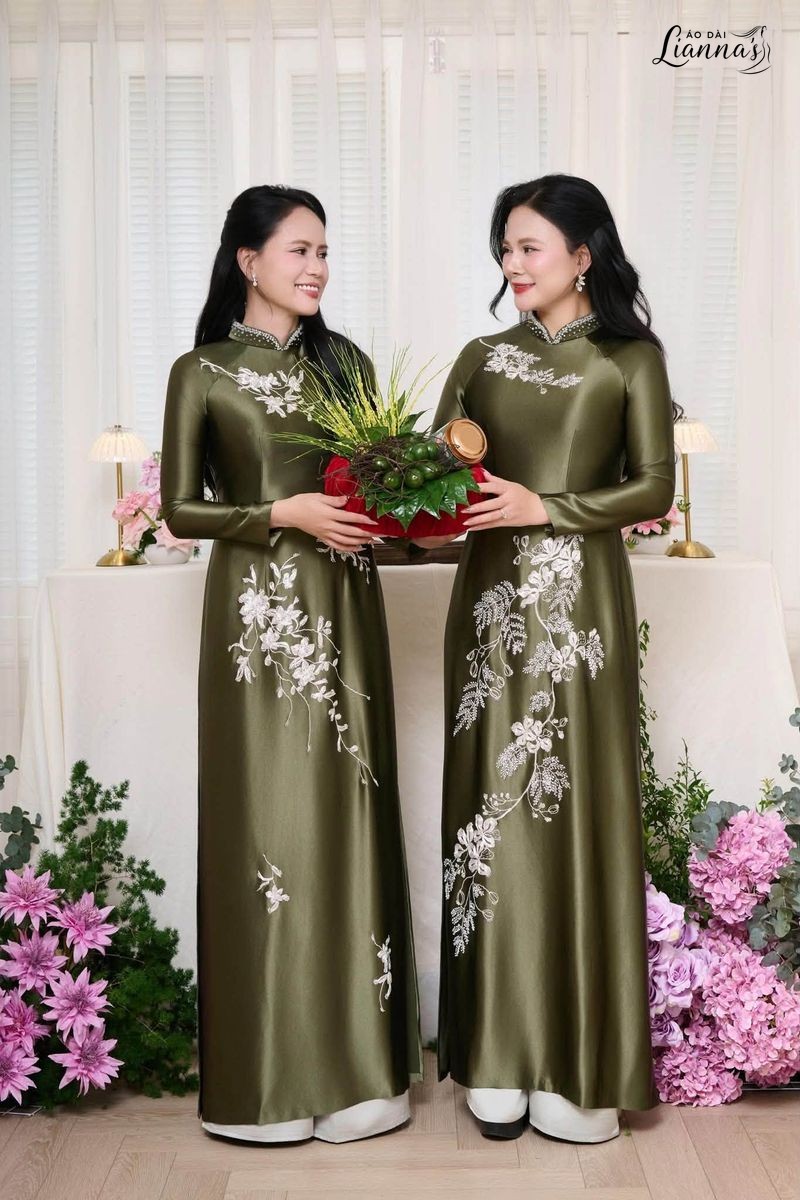 Áo Dài Bà Sui Tại Mỹ: Mẫu Đẹp, Sang Trọng Cho Ngày Trọng Đại Áo dài bà sui tại Mỹ tông vàng gold thêu hạc