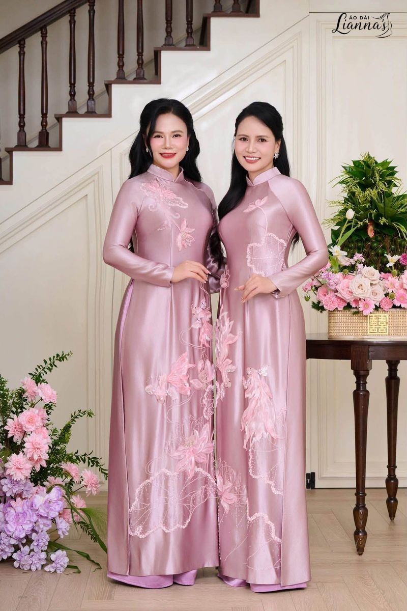 Áo Dài Bà Sui Tại Mỹ: Mẫu Đẹp, Sang Trọng Cho Ngày Trọng Đại Áo dài bà sui tại Mỹ hai mẹ mặc tông màu phối hợp