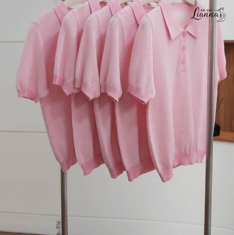 Áo Polo Nữ Dệt Kim Tay Ngắn Cao Cấp: Đặc Điểm Và Cách Phối Đồ Áo polo nữ dệt kim tay ngắn cao cấp màu hồng phấn