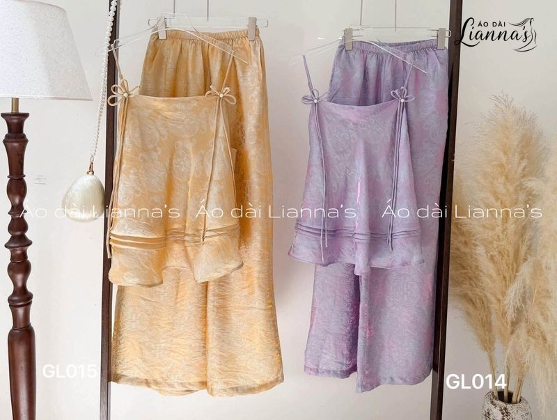 Set 2 Dây Tencel Tằm Ánh: Chất Liệu Mềm Mát, Sang Trọng Cho Ngày Thường Set 2 dây Tencel tằm ánh treo trên móc cho thấy độ óng ánh của vải