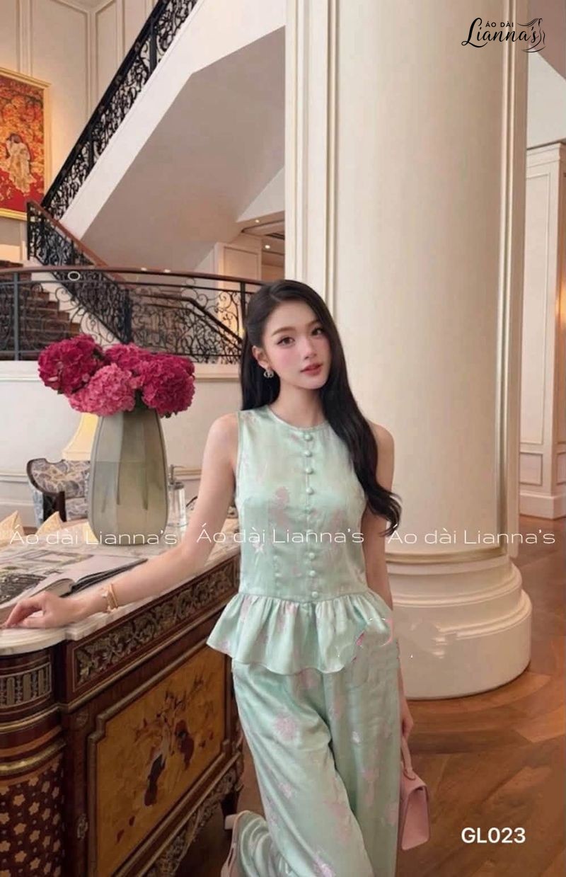 Set gấm lụa nữ cao cấp treo trên móc cho thấy chi tiết áo và quần