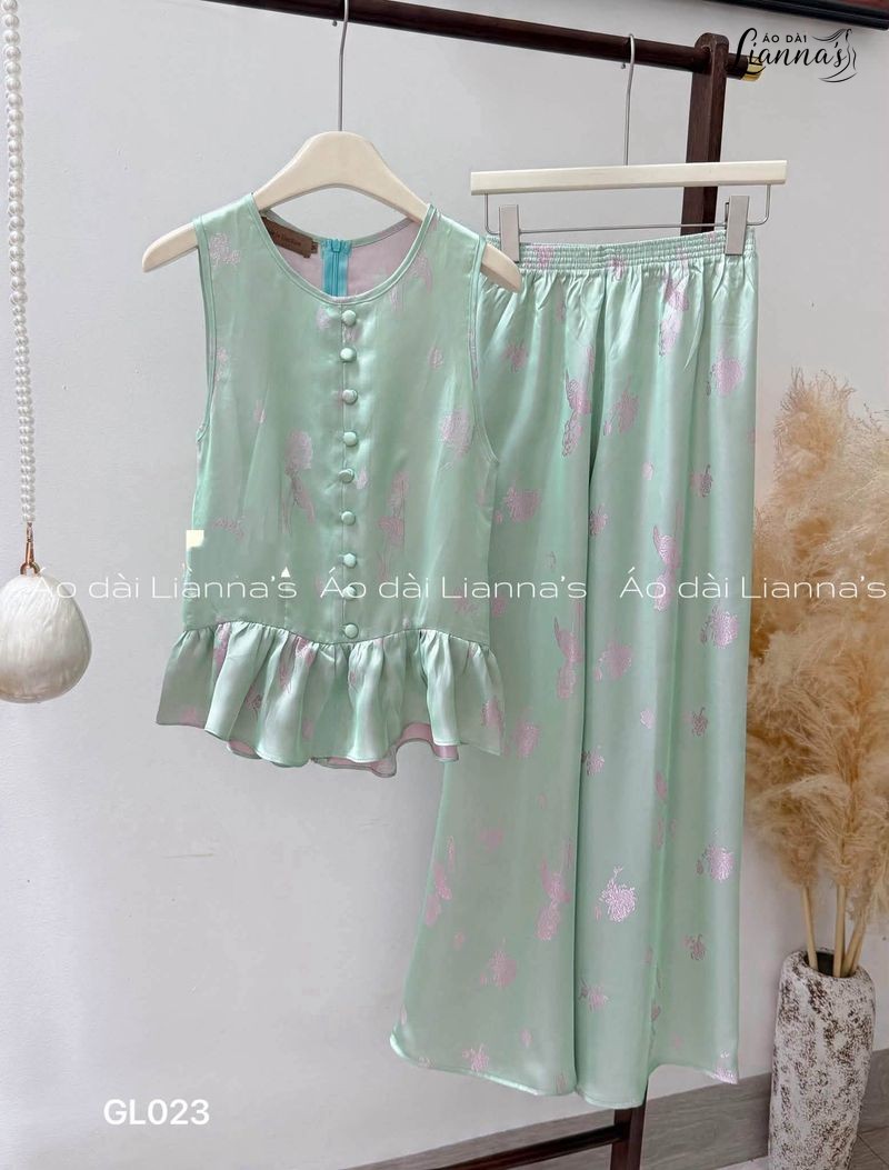 Set gấm lụa nữ cao cấp chi tiết cúc áo và phần bèo gấu