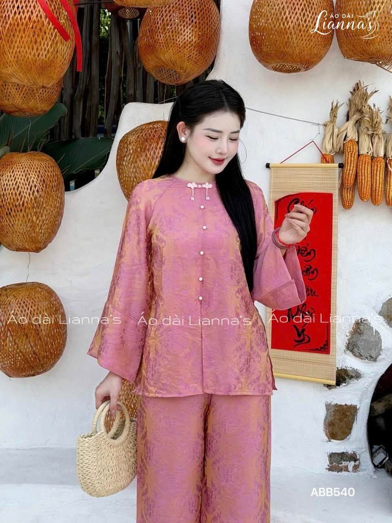 Áo bà ba màu hồng đỗ hoa văn chìm, tay loe, phối quần ống rộng cùng màu
