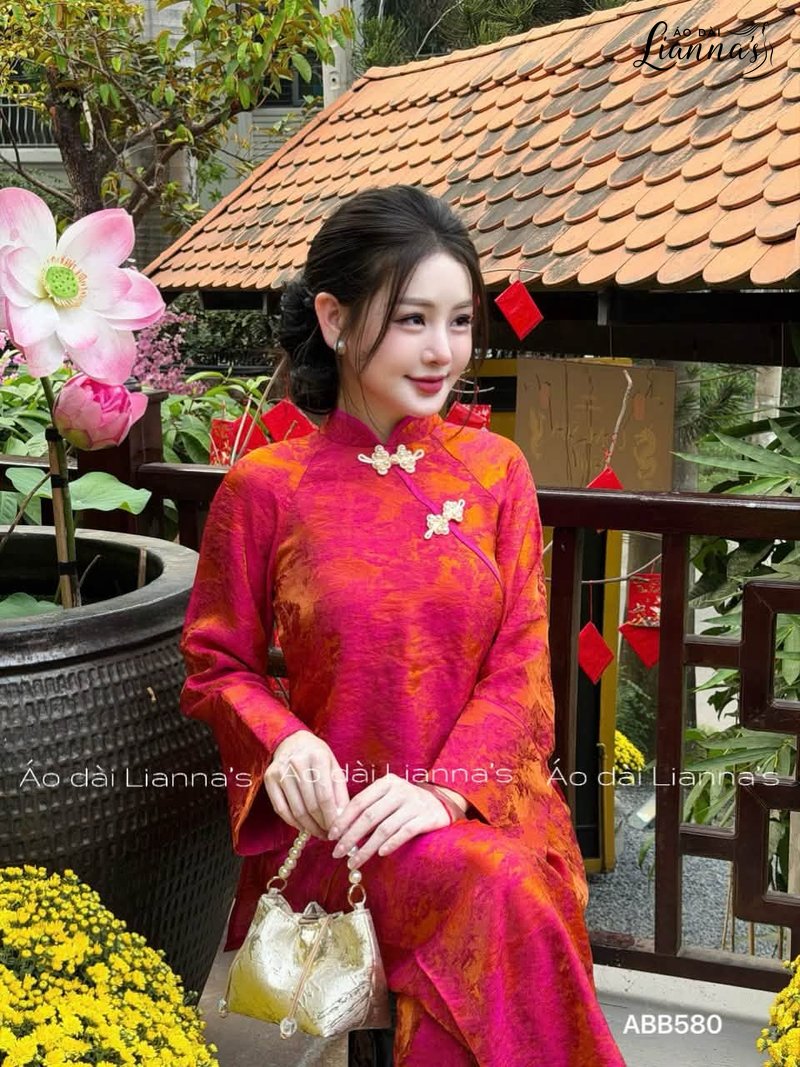 Áo bà ba gấm hồng cam cổ tàu, nút thắt kiểu xưa, phối túi vàng ánh kim