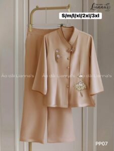 Pháp phục bà ba màu be cổ trụ thêu hoa sen, phối quần ống rộng cùng màu