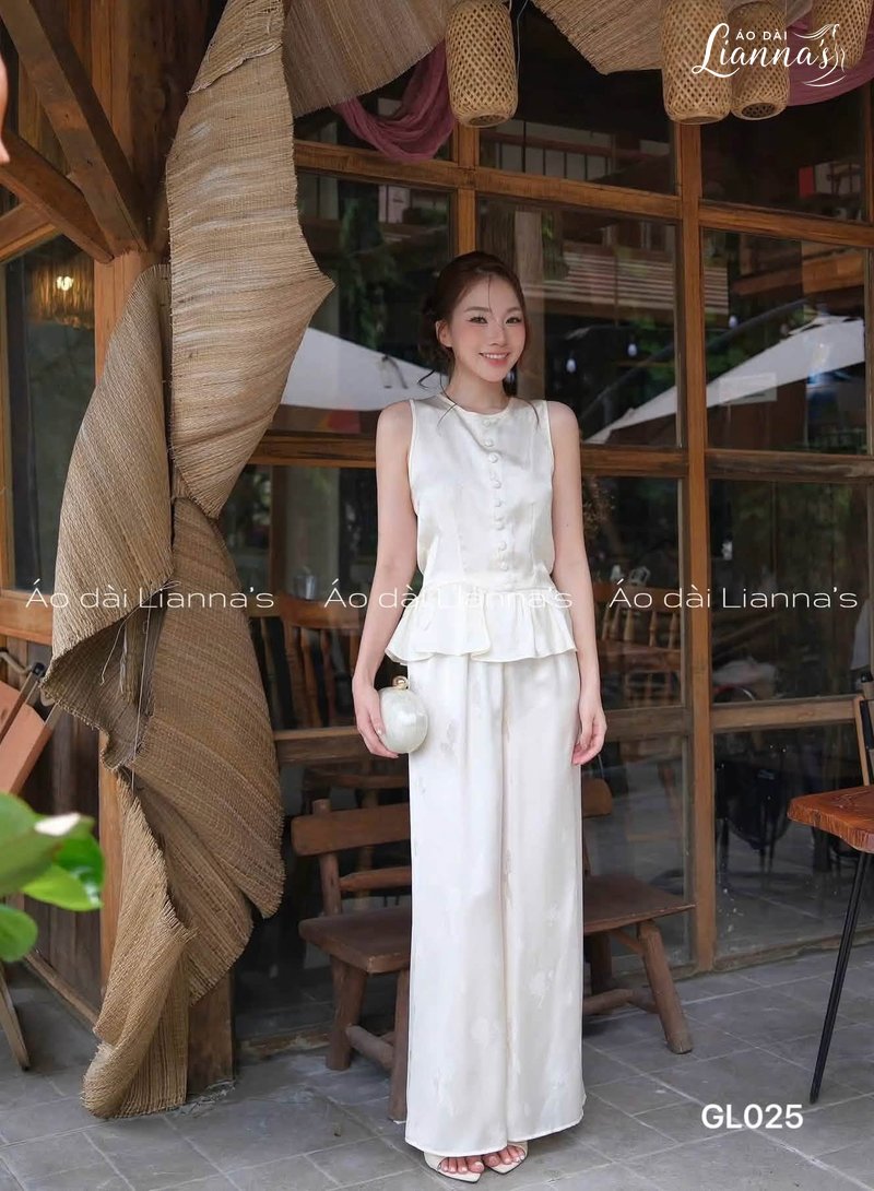 Set áo lụa gấm peplum màu trắng kem sát nách, hàng nút bọc vải, phối quần ống rộng