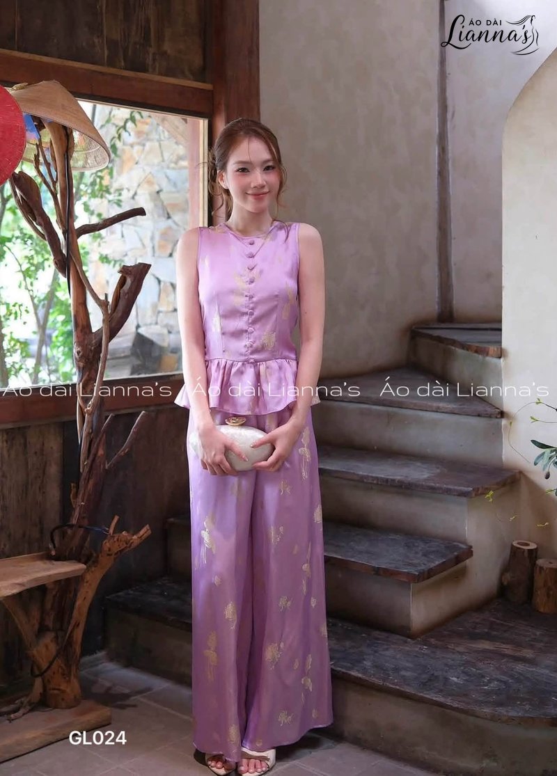 Set peplum lụa gấm màu tím họa tiết hoa vàng, phối ví cầm tay màu trắng