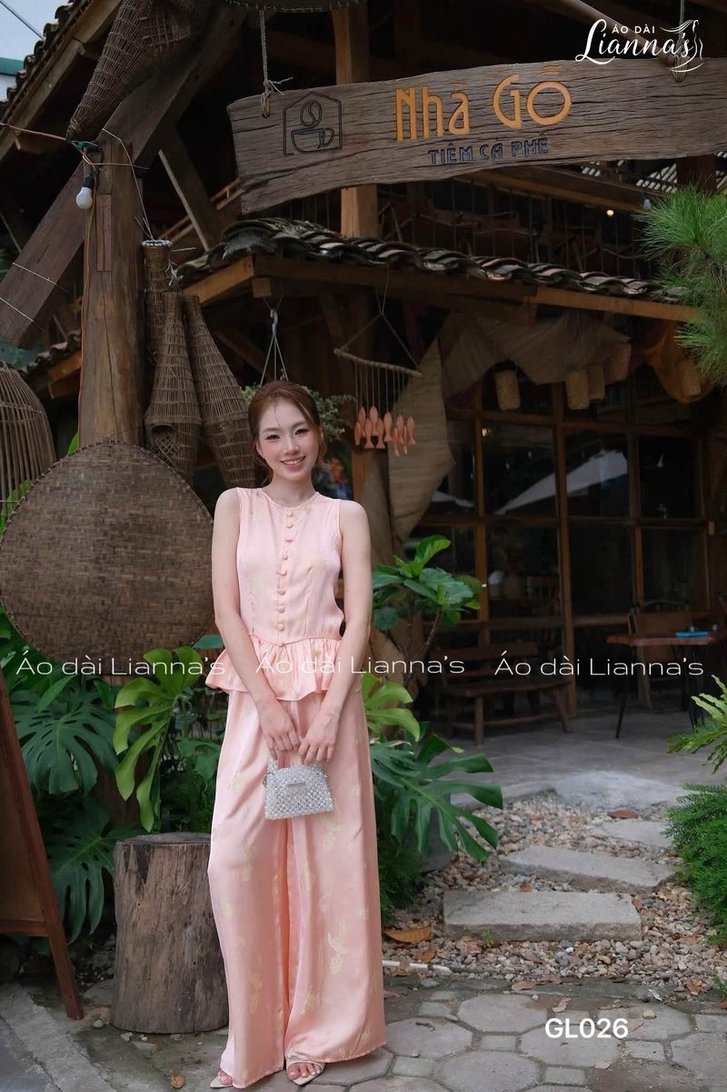 Set áo peplum lụa gấm màu hồng đào, quần ống rộng cùng màu, phối túi hạt cườm